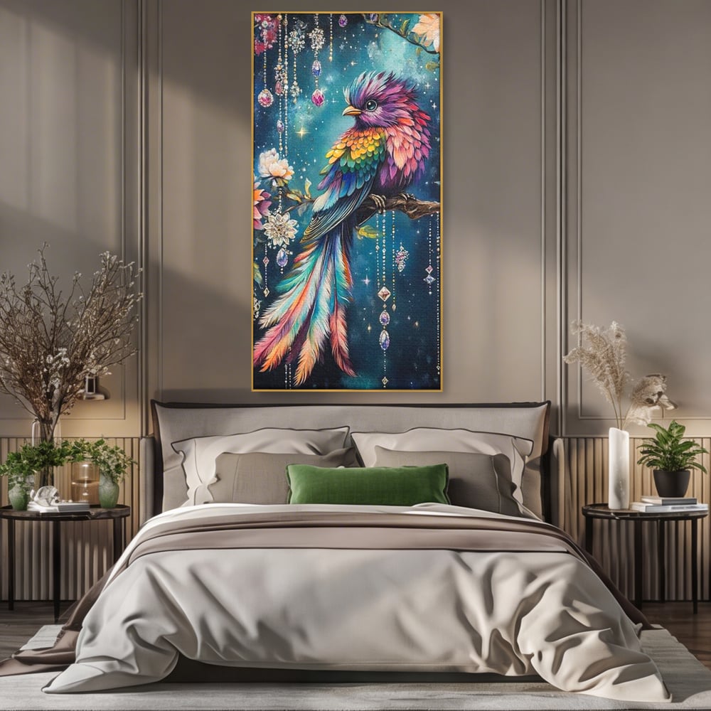 Tablou canvas cu tablou canvas cu pasare colorata si cristale, in rama de aluminiu auriu, pe perete intr-un dormitor